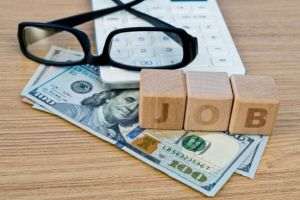 INS: Câştigul salarial mediu net a scăzut uşor în iulie, la 5.517 lei